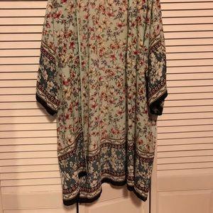 LIKE NEW - Floral kimono